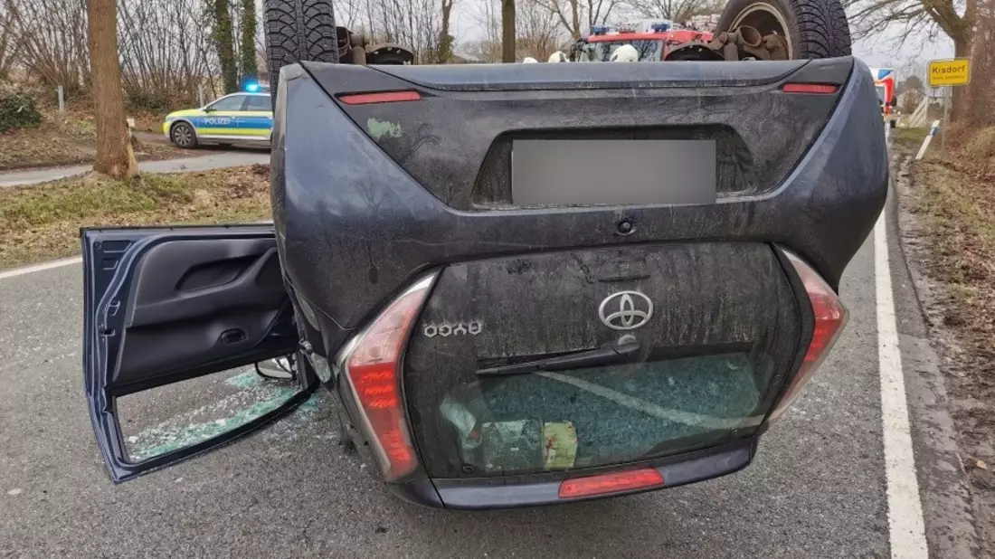 POL-SE: Kisdorf / L233 - Verkehrsunfall zwischen Pkw und Traktor - Zwei verletzte Personen - Bild: presseportal.de