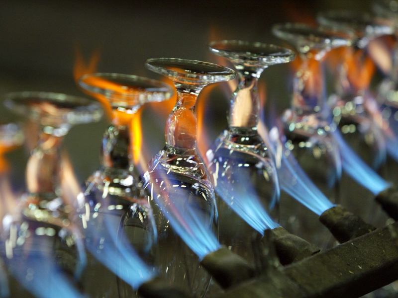 Eine Produktionslinie für Biergläser der Ritzenhoff AG im sauerländischen Marsberg. - Foto: Bernd Thissen/dpa