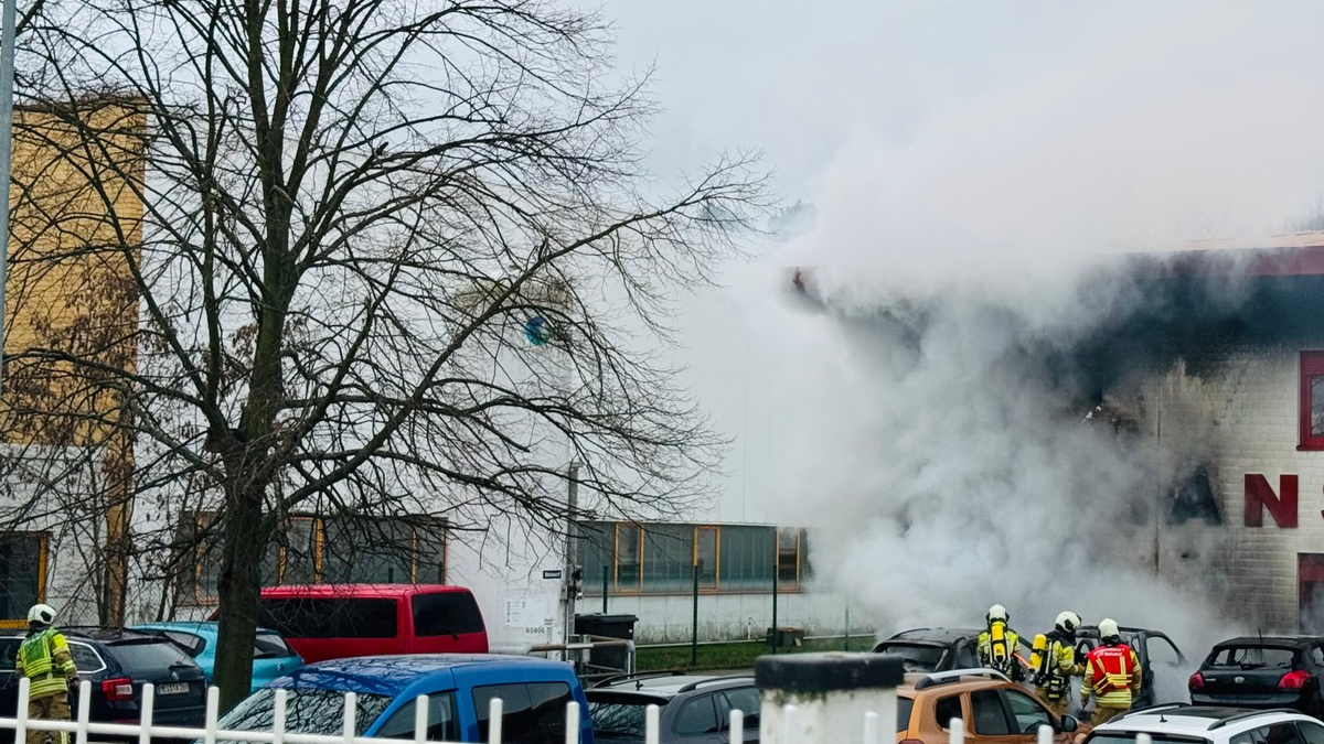FW Dresden: PKW-Brand greift auf Fassade über - Foto: presseportal.de