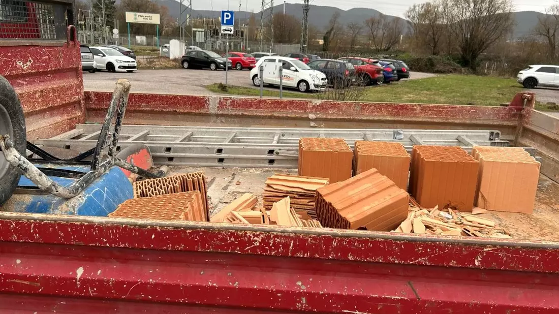 POL-PDLD: A65/Edenkoben - Ungesicherte Ladung - Bild: presseportal.de