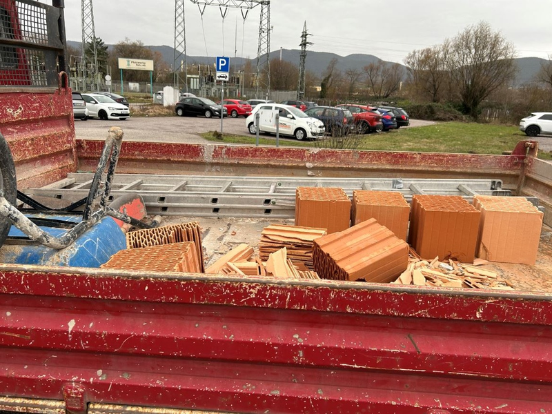 POL-PDLD: Roschbach - Gefährlicher Grünschnitttransport - Foto: presseportal.de