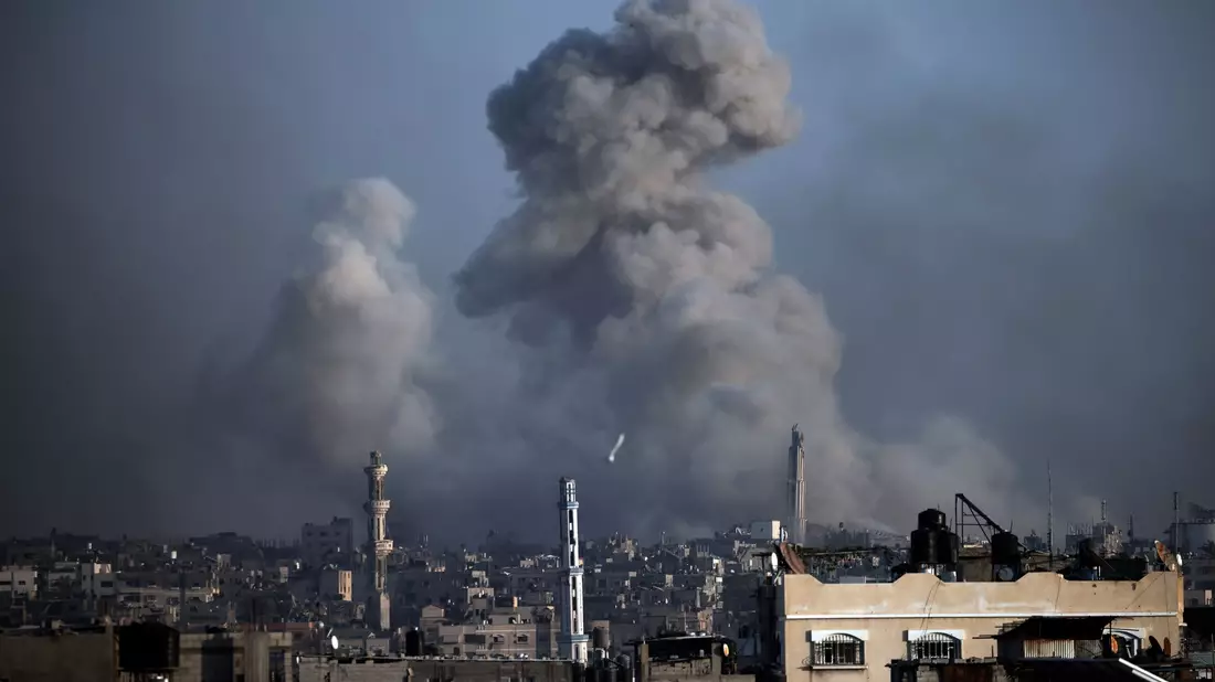 Chan Junis  wird von israelischen Bombardierungen getroffen. - Bild: Mohammed Dahman/AP/dpa