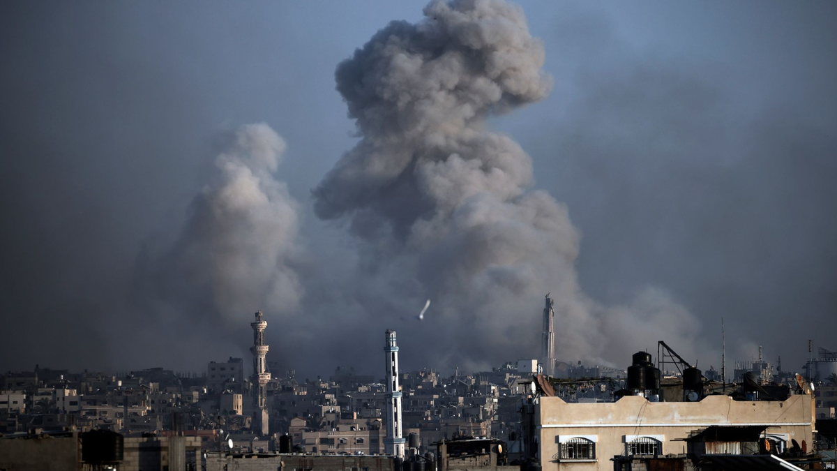 Chan Junis  wird von israelischen Bombardierungen getroffen. - Foto: Mohammed Dahman/AP/dpa