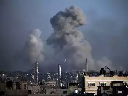 Chan Junis  wird von israelischen Bombardierungen getroffen. - Foto: Mohammed Dahman/AP/dpa