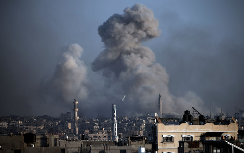 Chan Junis  wird von israelischen Bombardierungen getroffen. - Foto: Mohammed Dahman/AP/dpa