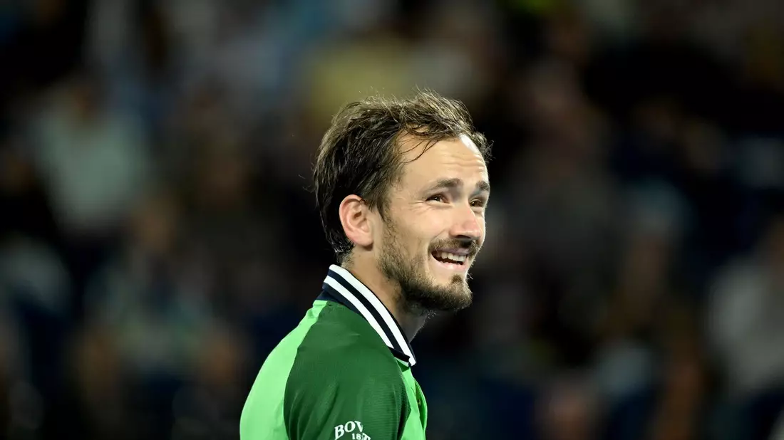 Hat die Partie gegen Alexander Zverev nach einem 0:2-Satzrückstand noch gedreht: Der Russe Daniil Medwedew. - Bild: James Ross/AAP/dpa