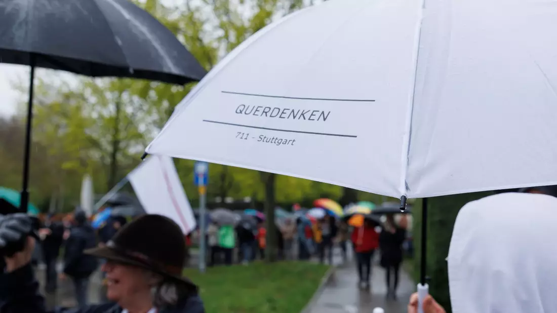 Ballweg gilt als Gründer der sogenannten Querdenken-Bewegung. - Bild: Julian Rettig/dpa