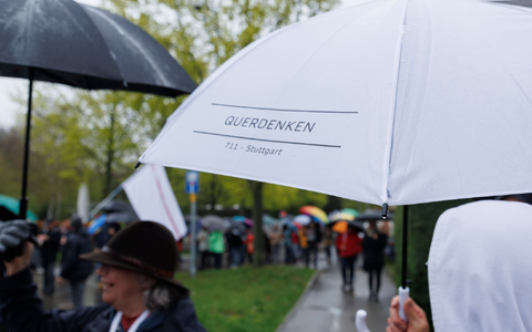 Ballweg gilt als Gründer der sogenannten Querdenken-Bewegung. - Foto: Julian Rettig/dpa