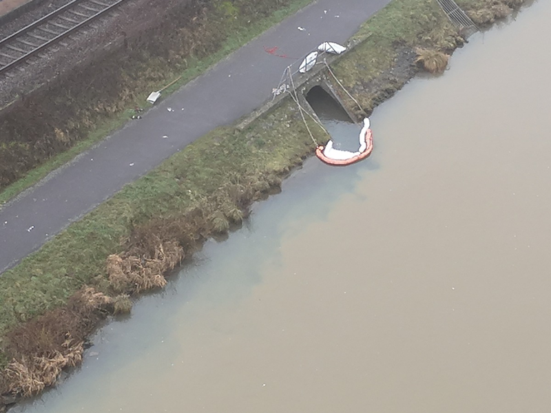 PP-ELT: Gewässerverunreinigung durch Mineralöl an der Mosel - Foto: presseportal.de