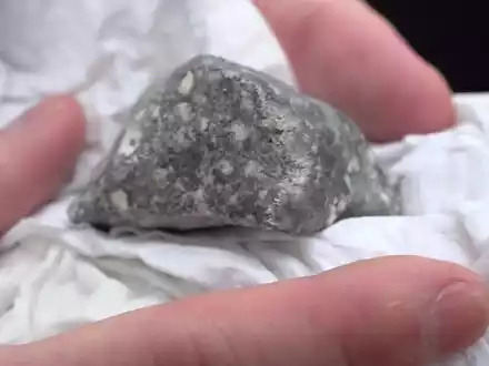 Ein Meteoritenteil wurde auf einem Feld bei Ribbeck gefunden. - Foto: Cevin Dettlaff/dpa