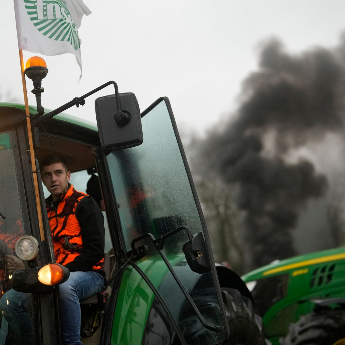 Franzöische Landwirte blockieren einen Kreisverkehr. - Foto: Thibault Camus/AP/dpa