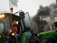 Franzöische Landwirte blockieren einen Kreisverkehr. - Foto: Thibault Camus/AP/dpa