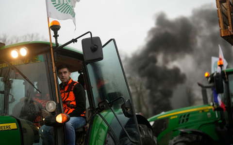 Franzöische Landwirte blockieren einen Kreisverkehr. - Foto: Thibault Camus/AP/dpa
