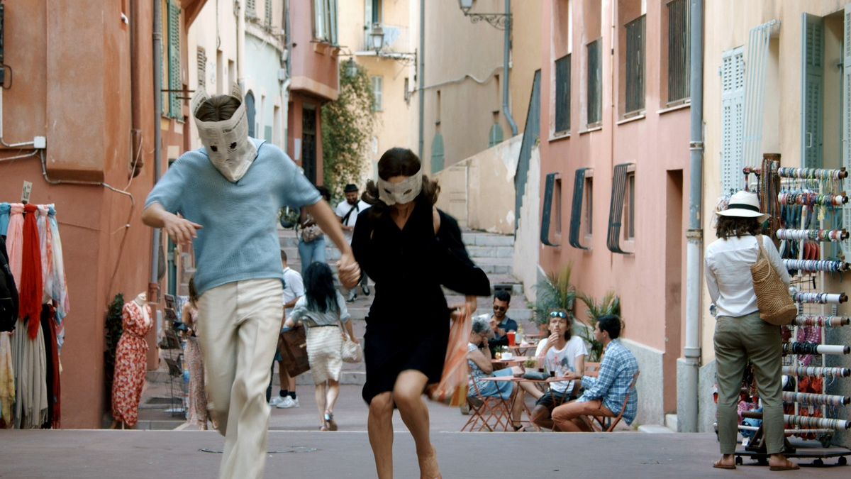 Streamingtipps 1. Februarhälfte: A E I O U - Das schnelle Alphabet der Liebe | Stonehouse | Ukraine - Zwei Jahre Krieg | Die Queen und der Putsch im Iran - Foto: presseportal.de