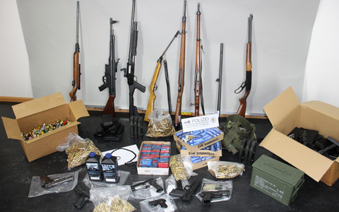 POL-KN: Gemeinsame Pressemitteilung der Staatsanwaltschaft Konstanz und des Polizeipräsidiums Konstanz - Nachtragsmeldung zum Polizeieinsatz in Unterkirnach (26.01.2024) - Foto: presseportal.de