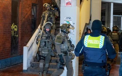 Polizisten einer Spezialeinheit in Hamburg-Billstedt im Einsatz. - Foto: Schröder/NEWS5/dpa