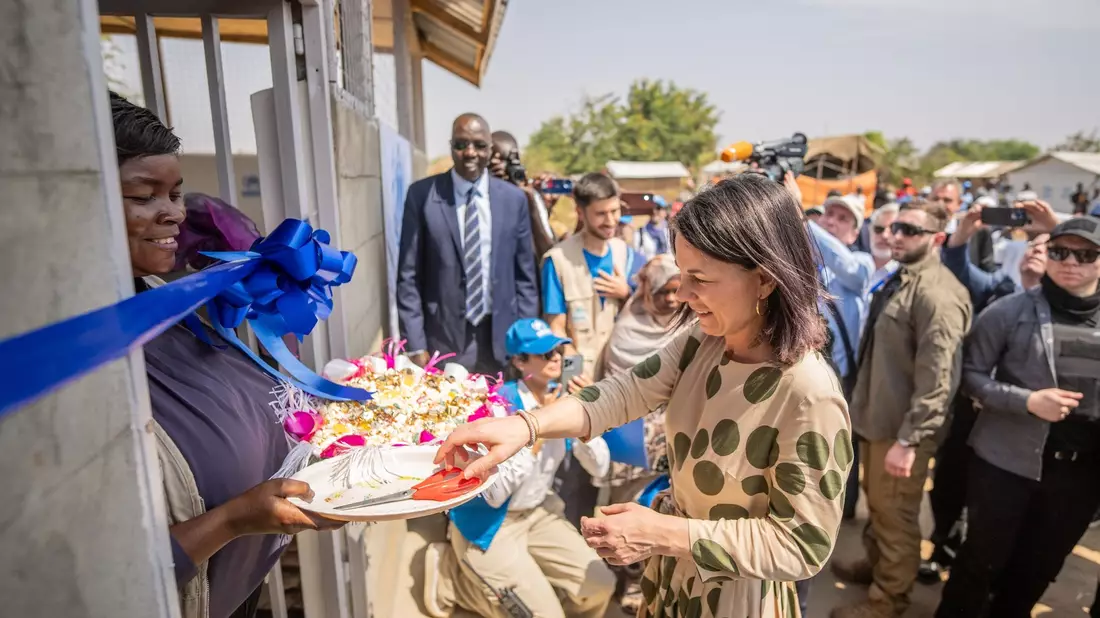 Außenministerin Annalena Baerbock eröffnet bei ihrem Besuch in der Flüchtlingssiedlung Gorom einen Rückzugsraum für Frauen. - Bild: Michael Kappeler/dpa