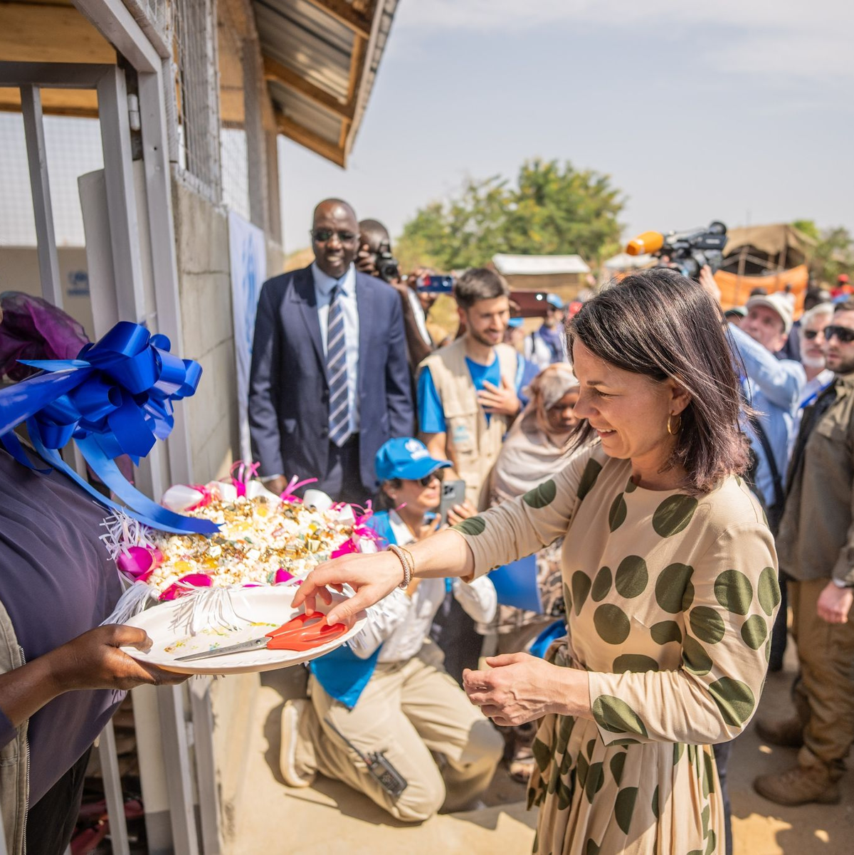 Außenministerin Annalena Baerbock eröffnet bei ihrem Besuch in der Flüchtlingssiedlung Gorom einen Rückzugsraum für Frauen. - Foto: Michael Kappeler/dpa