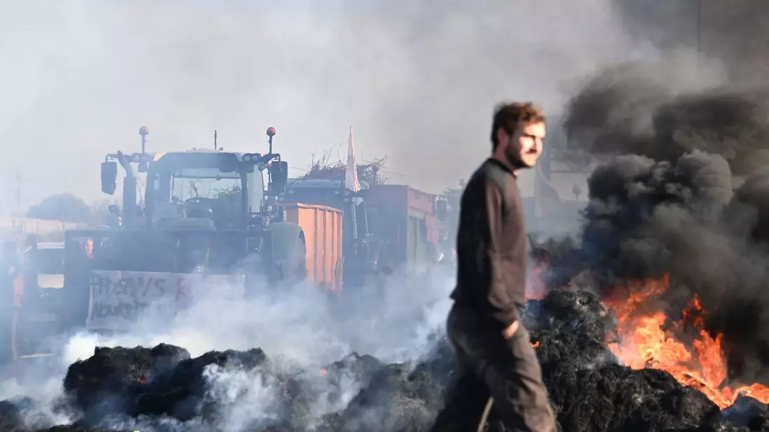 Französische Landwirte verbrennen Strohballen, während sie die Autobahn A9 in der Nähe von Montpellier blockieren. - Bild: Sylvain Thomas/AFP/dpa