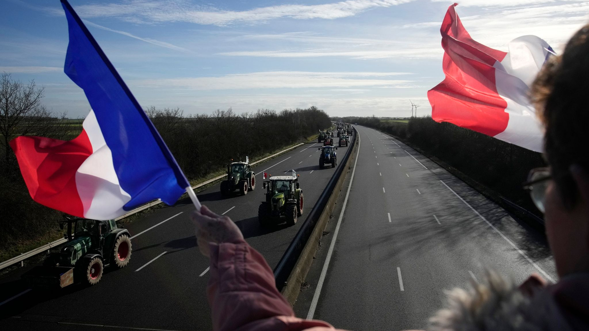 Bauern auf einer Autobahn bei Argenteuil. Mehrere Bauernverbände haben zu landesweiten Protesten gegen Löhne, Steuern und Vorschriften aufgerufen und kündigten an, Paris am Montag mit Traktorbarrikaden und Fahrverboten einzukreisen. - Foto: Christophe Ena/AP/dpa