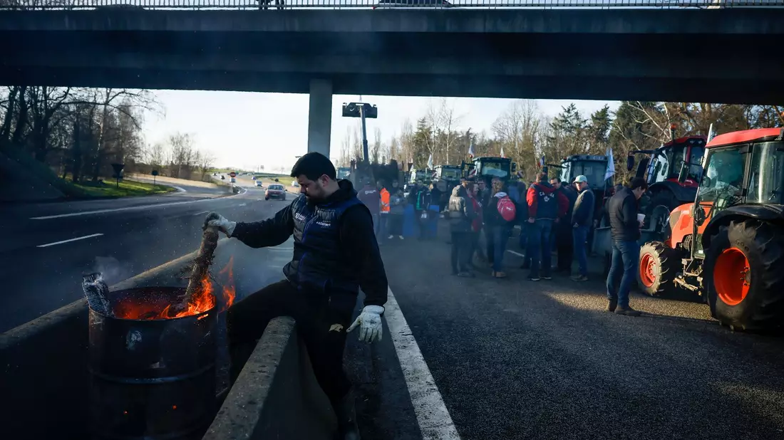 Landwirte blockieren eine Autobahn in der Nähe von Ableiges, nördlich der französischen Hauptstadt. - Bild: Thomas Padilla/AP/dpa