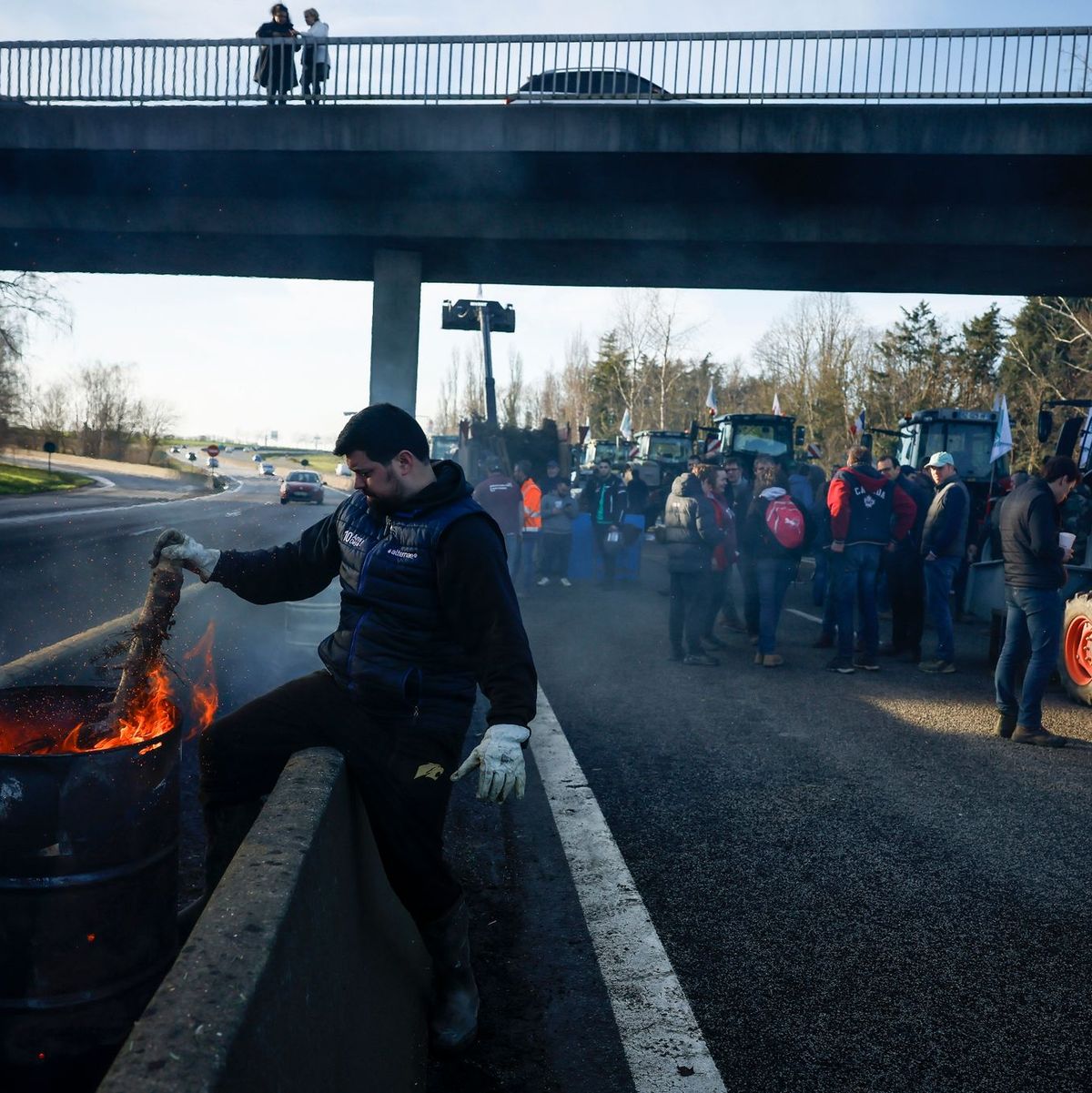 Landwirte blockieren eine Autobahn in der Nähe von Ableiges, nördlich der französischen Hauptstadt. - Foto: Thomas Padilla/AP/dpa