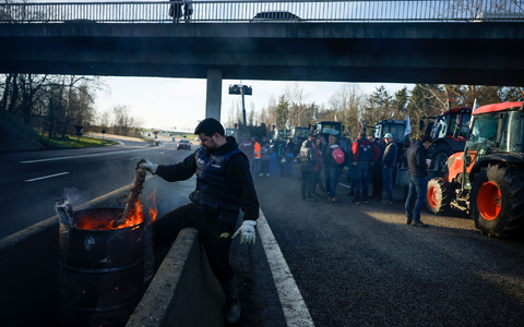 Frankreichs Regierung hat den Landwirten angesichts sich ausweitender Proteste weitreichende Hilfszusagen gemacht. - Foto: Thomas Padilla/AP/dpa