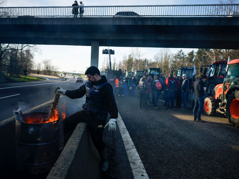 Frankreichs Regierung hat den Landwirten angesichts sich ausweitender Proteste weitreichende Hilfszusagen gemacht. - Foto: Thomas Padilla/AP/dpa