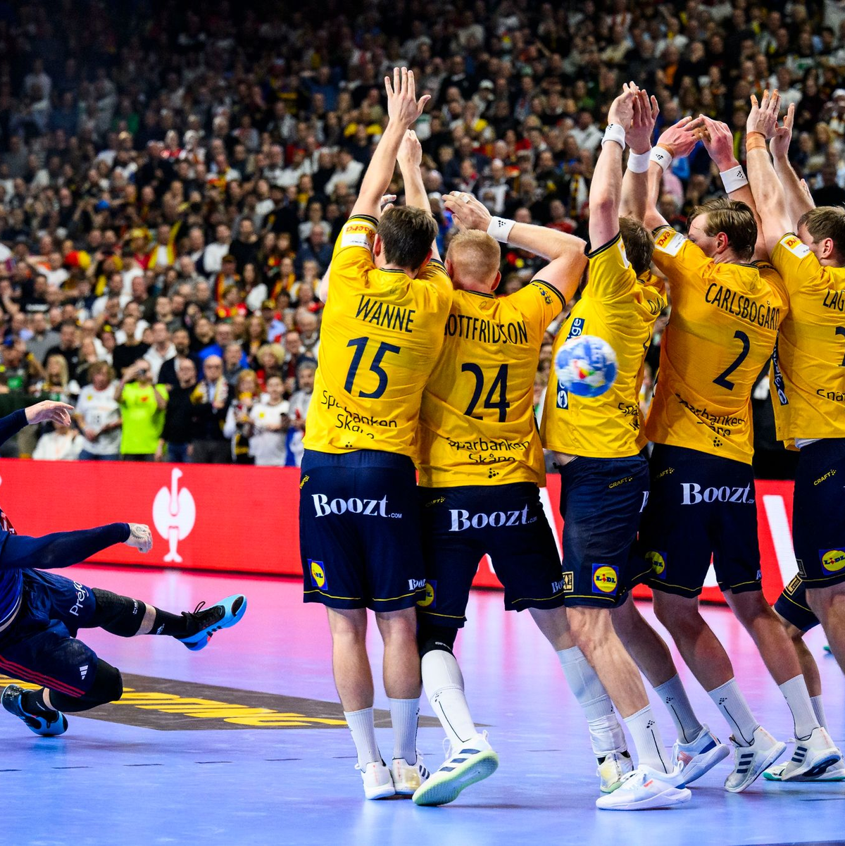 Elohim Prandi (l) rettete die Franzosen mit einem Freiwurf in letzter Sekunde in die Verlängerung. - Foto: Tom Weller/dpa