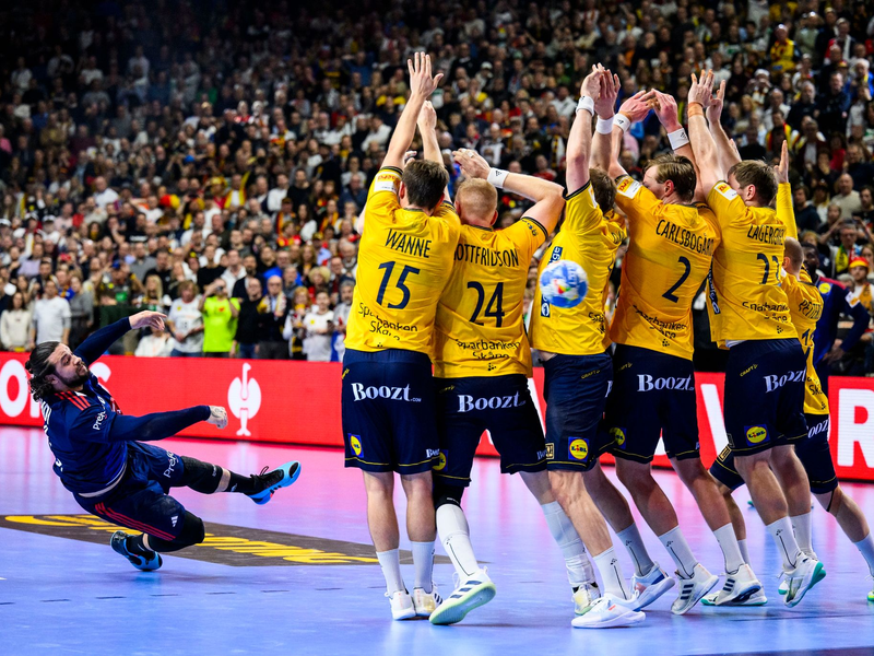 Elohim Prandi (l) rettete die Franzosen mit einem Freiwurf in letzter Sekunde in die Verlängerung. - Foto: Tom Weller/dpa