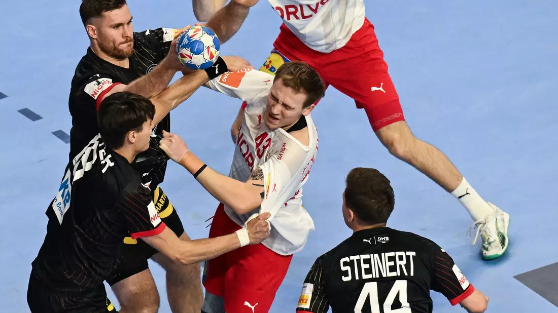 Das deutsche Innenblock-Duo Johannes Golla (oben, l) und Julian Köster verteidigt gegen den Dänen Simon Pytlick. - Bild: Federico Gambarini/dpa