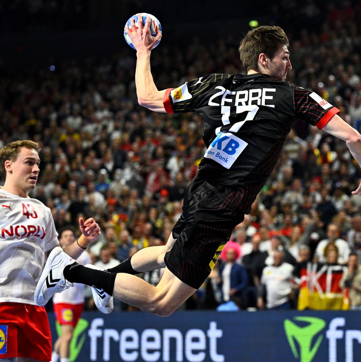 Lukas Zerbe durfte nach den Ausfällen von Timo Kastening und Kai Häfner von Beginn an spielen. - Foto: Tom Weller/dpa