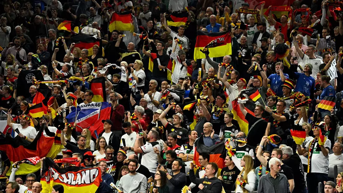 Knapp 20.000 Zuschauer machten aus der Kölner Arena einen Hexenkessel. - Bild: Tom Weller/dpa