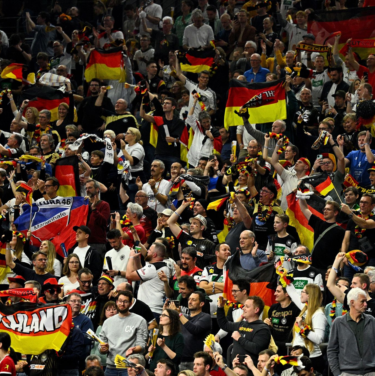 Knapp 20.000 Zuschauer machten aus der Kölner Arena einen Hexenkessel. - Foto: Tom Weller/dpa