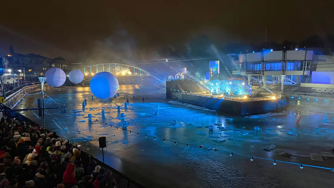 Mit einer Open-Air-Show am innerstädtischen Ufer des Flusses Emajõgi eröffnet Tartu feierlich sein Programm als Europäische Kulturhauptstadt 2024. - Bild: Alexander Welscher/dpa