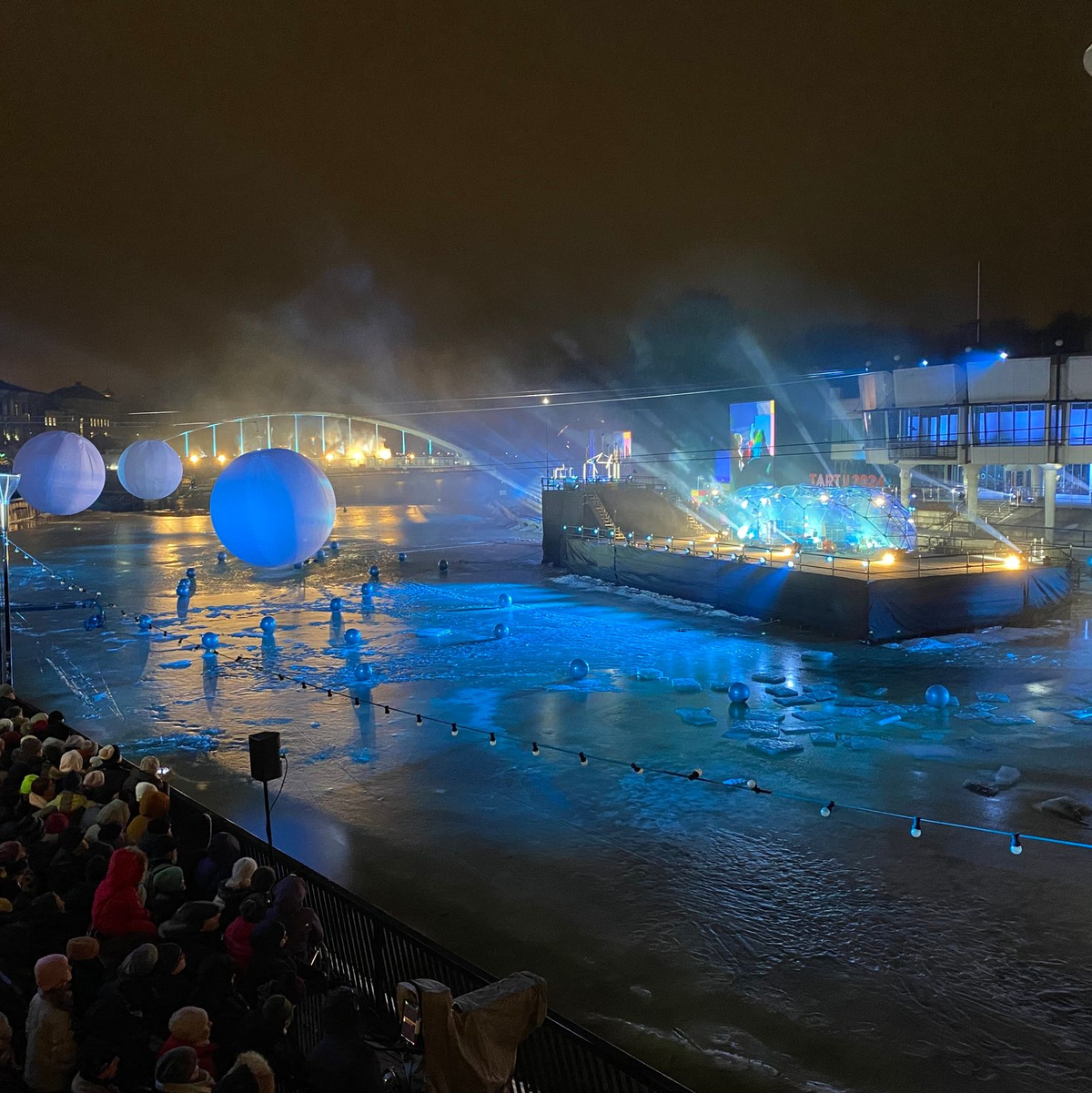 Mit einer Open-Air-Show am innerstädtischen Ufer des Flusses Emajõgi eröffnet Tartu feierlich sein Programm als Europäische Kulturhauptstadt 2024. - Foto: Alexander Welscher/dpa