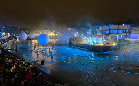 Mit einer Open-Air-Show am innerstädtischen Ufer des Flusses Emajõgi eröffnet Tartu feierlich sein Programm als Europäische Kulturhauptstadt 2024. - Foto: Alexander Welscher/dpa