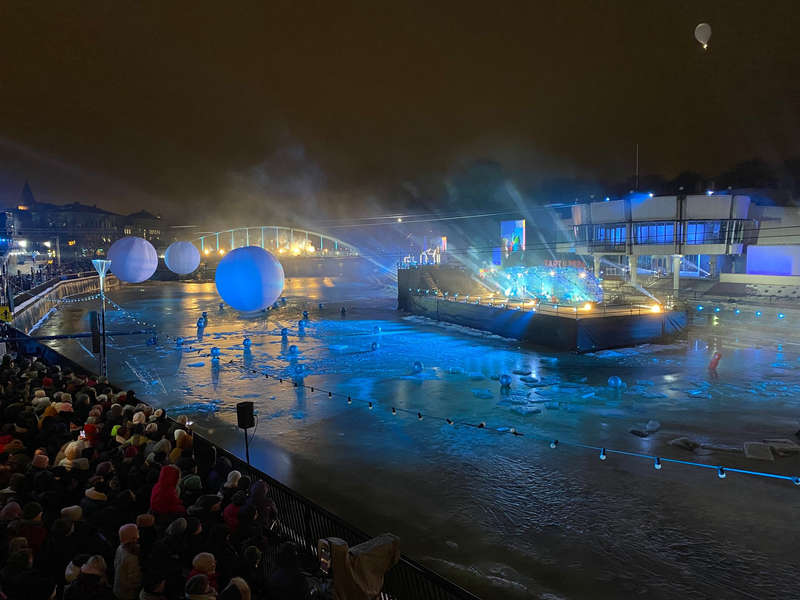 Mit einer Open-Air-Show am innerstädtischen Ufer des Flusses Emajõgi eröffnet Tartu feierlich sein Programm als Europäische Kulturhauptstadt 2024. - Foto: Alexander Welscher/dpa