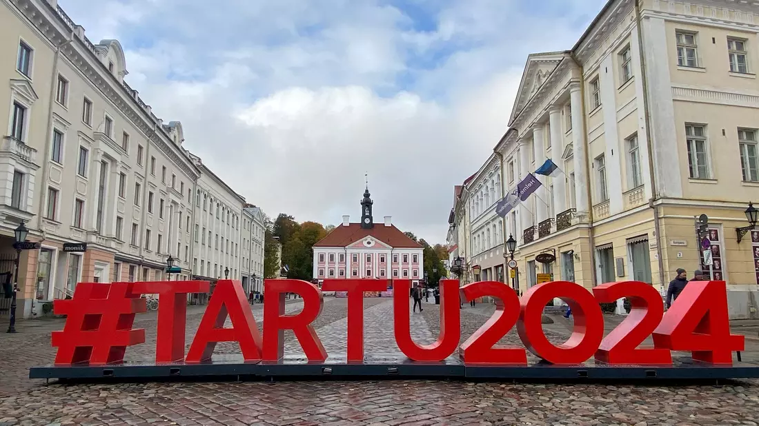 Der Schriftzug «#Tartu2024» ist in Großbuchstaben für die Europäische Kulturhauptstadt 2024 auf dem Rathausplatz in Tartu aufgestellt. - Bild: Alexander Welscher/dpa