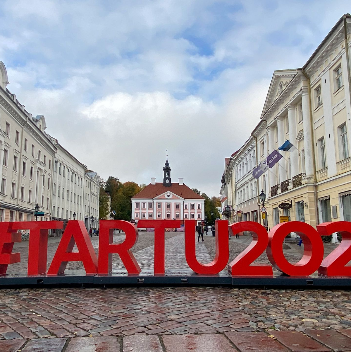 Der Schriftzug «#Tartu2024» ist in Großbuchstaben für die Europäische Kulturhauptstadt 2024 auf dem Rathausplatz in Tartu aufgestellt. - Foto: Alexander Welscher/dpa