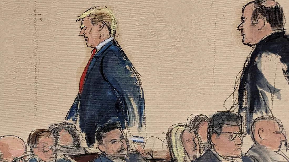 Diese Gerichtssaal-Skizze zeigt, wie der ehemalige Präsidenten Donald Trump (l) gefolgt von seinem Rechtsbeistand Boris Epshteyn den Gerichtssaal verlässt. - Bild: Elizabeth Williams/AP/dpa