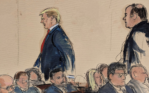 Diese Gerichtssaal-Skizze zeigt, wie der ehemalige Präsidenten Donald Trump (l) gefolgt von seinem Rechtsbeistand Boris Epshteyn den Gerichtssaal verlässt. - Foto: Elizabeth Williams/AP/dpa