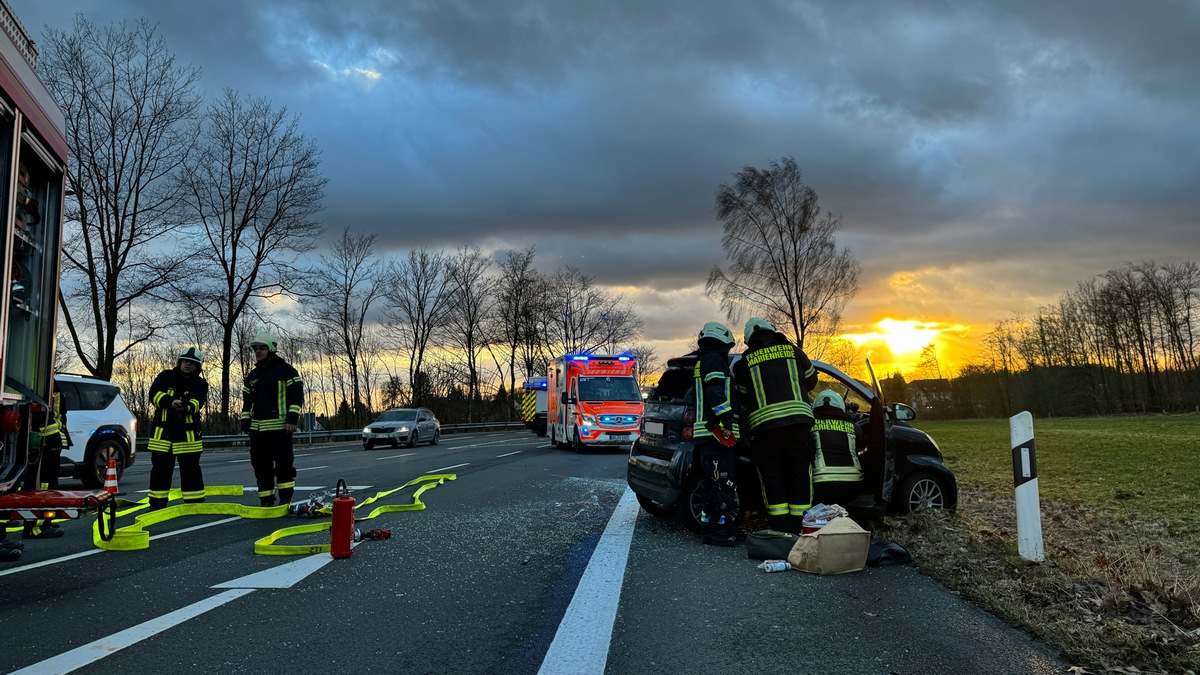FW Marienheide: Verkehrsunfall auf der L306 in Marienheide-Müllenbach - Foto: presseportal.de