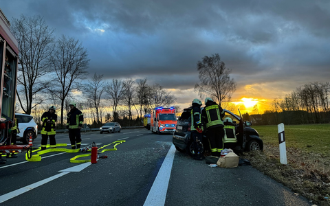 FW Marienheide: Verkehrsunfall auf der L306 in Marienheide-Müllenbach - Foto: presseportal.de