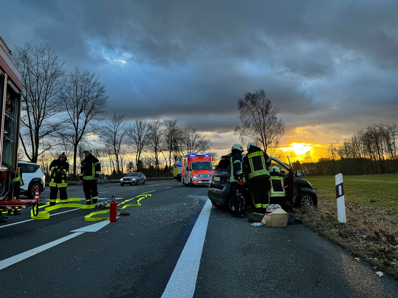 FW Marienheide: Verkehrsunfall auf der L306 in Marienheide-Müllenbach - Foto: presseportal.de