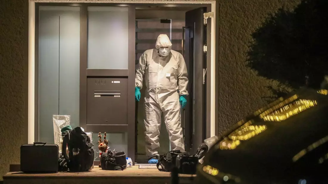 In einem Einfamilienhaus in Villingen-Schwenningen in Baden-Württemberg sind Mutter, Vater und ihr 32-jähriger Sohn tot aufgefunden worden. - Bild: Marc Eich/dpa