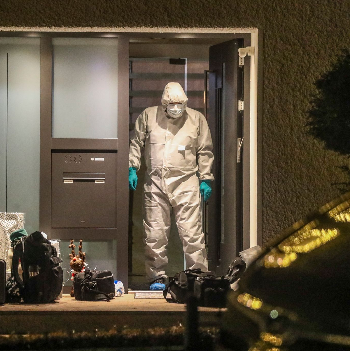 In einem Einfamilienhaus in Villingen-Schwenningen in Baden-Württemberg sind Mutter, Vater und ihr 32-jähriger Sohn tot aufgefunden worden. - Foto: Marc Eich/dpa