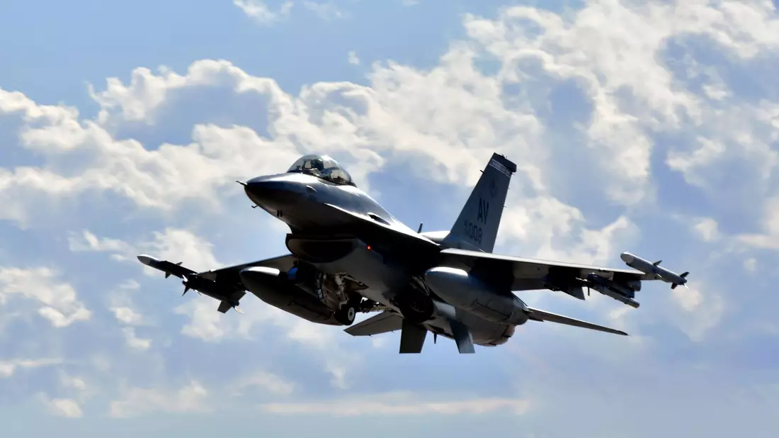 Die F-16 ist in der Lage, auch in extrem niedriger Höhe und bei jedem Wetter zu fliegen. - Bild: Staff Sgt. Heather Ley/U.S. Air Force/AP/dpa