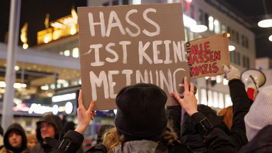 Am vergangenen Wochenende haben sich nach Angaben des Bundesinnenministeriums mehr als 900.000 Menschen an Demonstrationen gegen rechts beteiligt. - Bild: Friso Gentsch/dpa