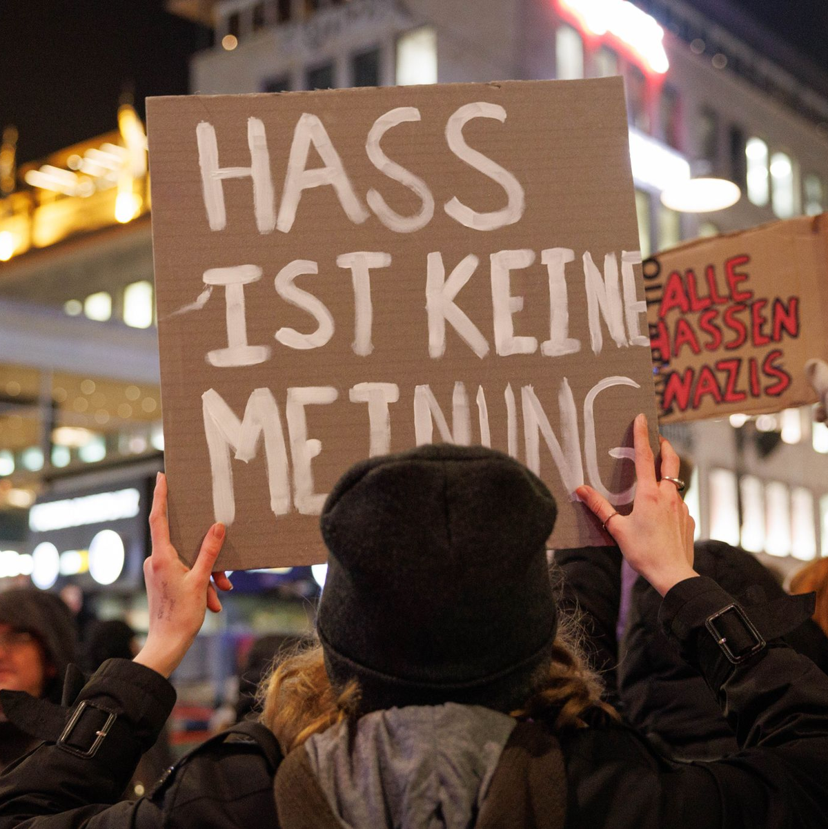 Am vergangenen Wochenende haben sich nach Angaben des Bundesinnenministeriums mehr als 900.000 Menschen an Demonstrationen gegen rechts beteiligt. - Foto: Friso Gentsch/dpa